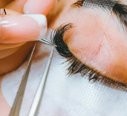 How to Put on Artificial Lashes