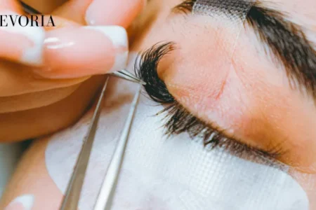 How to Put on Artificial Lashes